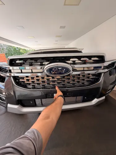 Para-choque dianteiro Ford Ranger Limited 2025/26 original - Cinza Moscow completo