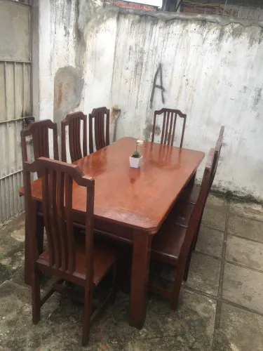 Mesa de madeira angelim pedra, semi nova com 8 cadeiras, pra vim buscar aqui em prazeres