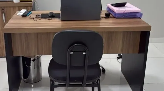 Armário e mesa para escritório