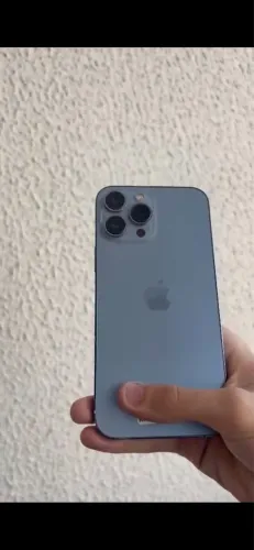iPhone 13 Pro Max azul cierra