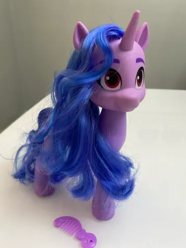 figura da Izzy Moonbow da linha "Grandes Amigos do Filme" da Hasbro