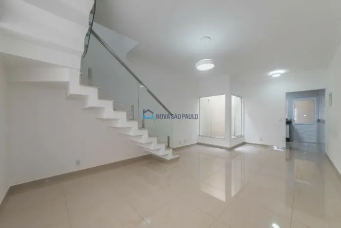 Casa de vila à venda na Vila Gumercindo com 3 quartos e 2 vagas de garagem.
