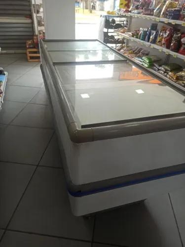 Freezer horizontal 4 p vidro 520 litros. De 6 mil por 3 mil. Só precisa trocar motor. 