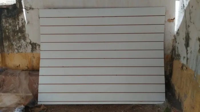 Painel Canaletado Branco 2,40 x 1,85m - Expositor de Loja