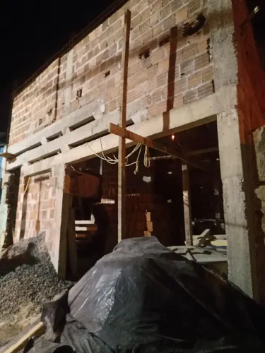 Casa em construção, já em ponto de laje vai junto também toda ferragens