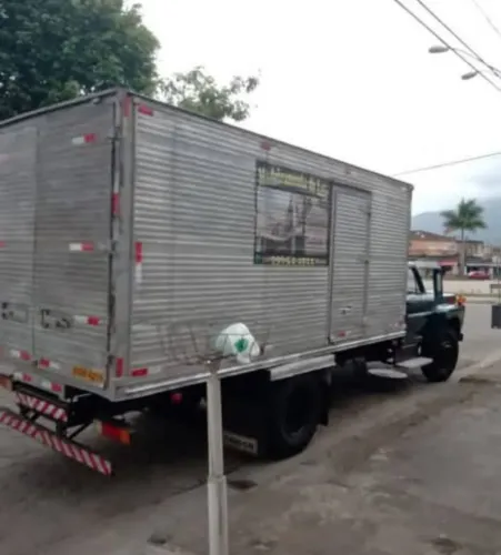 Mudanças e carretos no litoral *Baú grande*