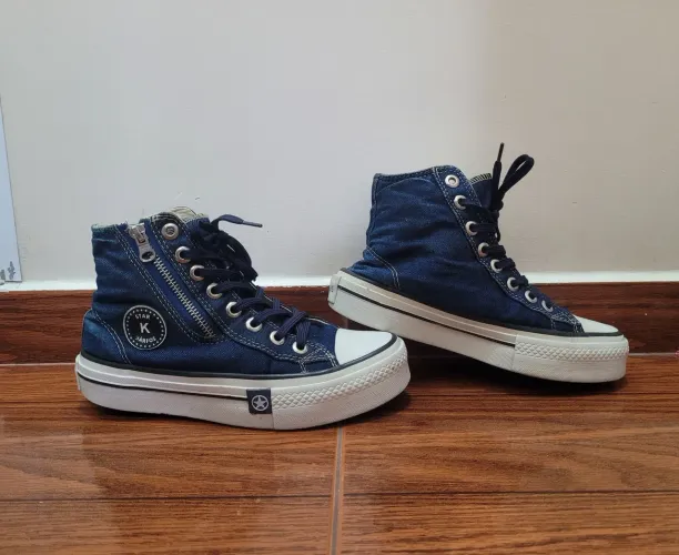 Tênis Jeans detalhe Zíper. Lindíssimo.