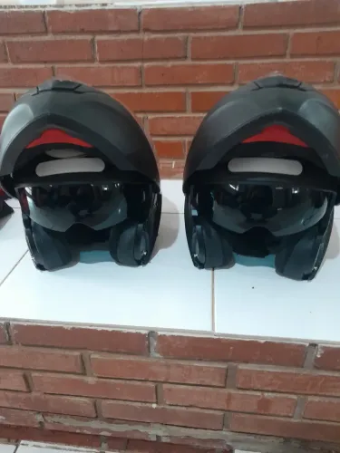 2 Capacetes Helt robocop com óculos escuro pelo preço de 1.