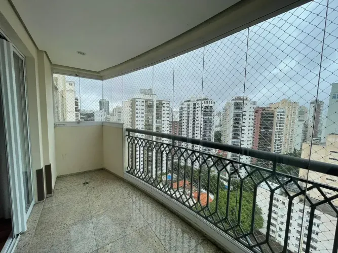 MOEMA COM AR, FORA ROTA, LINDO, ANDAR ALTO, VARANDÃO, PISO MADEIRA TOTAL, MTOS ARMS, QUADR