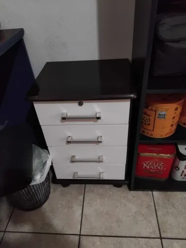 Mesa de cabeceira com 4 gavetas e chave