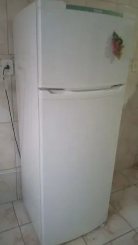 Vendo geladeira semi nova cor branca top de linha