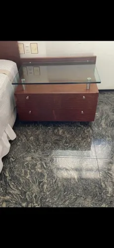 Mesa de cabeceira madeira e vidro