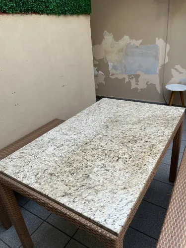 Mesa de vime sintético com pedra de mármore