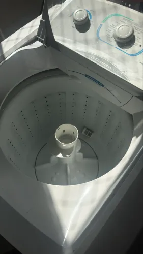 MÁQUINA DE LAVAR QUEBRADA PARA RETIRADA DE PEÇAS.
