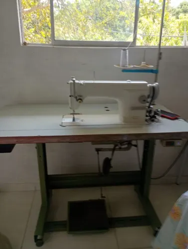 Máquina de costura industrial reta