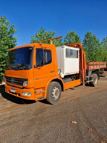 Caminhão Mercedes Atego 1518 ano 2005