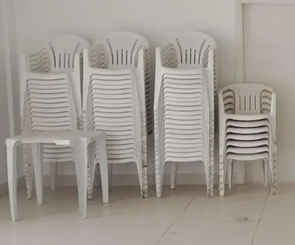 67 Poltronas plásticas + 01 Mesa de brinde