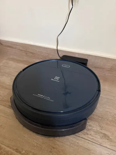 Robô Aspirador Electrolux ERB40 com base de carregamento, varre, aspira e passa pano