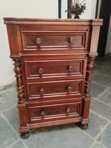 Móvel Madeira Maciça com 4 gavetas