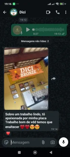Placas entalhadas artesanalmente