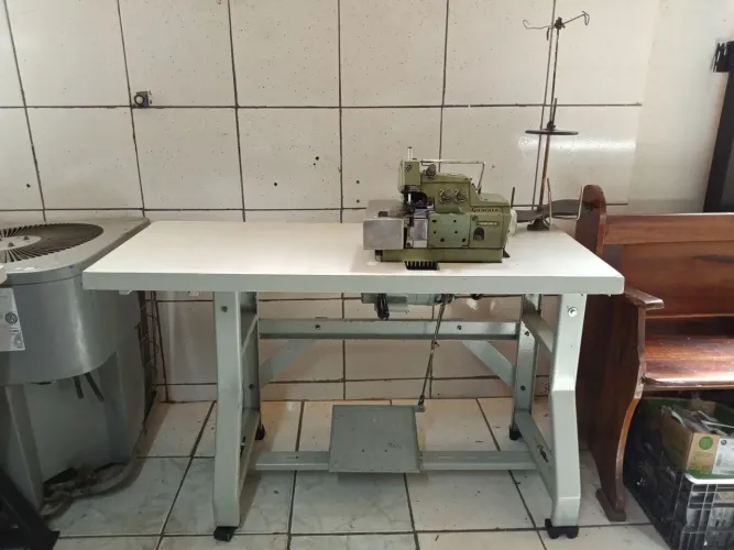 Máquina de costura industrial overloque yamato