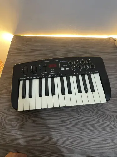 Teclado Controlador MIDI 25 teclas + 8 knbos