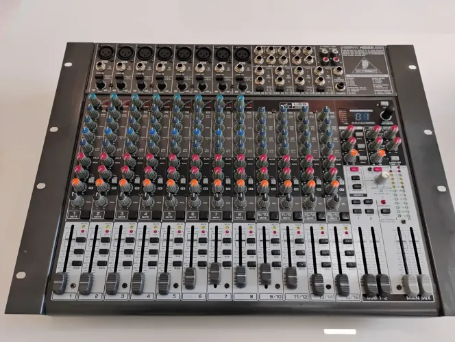 Mesa de som analógica berhinger xenix 2222 usb
