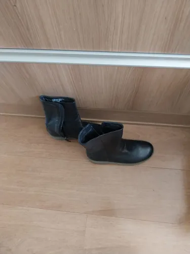 VENDE-SE BOTA FEMININA USADA UMA ÚNICA VEZ