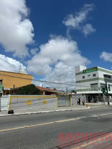 Casa de esquina em principal, no bairro de Mangabeira
