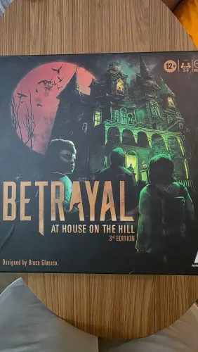 Betrayal At the House on the Hill 3rd edition + pastup PTBR jogo de tabuleiro boardgame