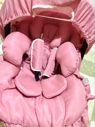 Bebê conforto semi novo 250,00 usado apenas 2 vezes e acompanhado com kit de capa rosa