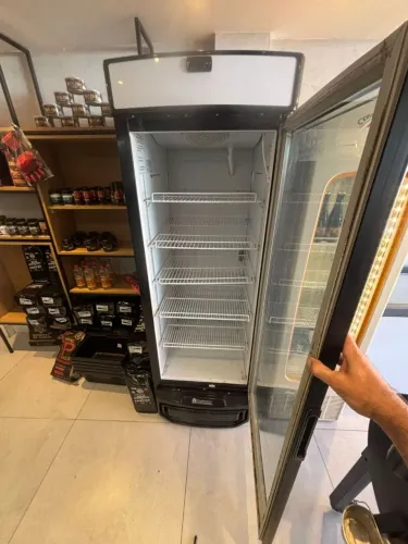 Vendo uma geladeira GELOPAR