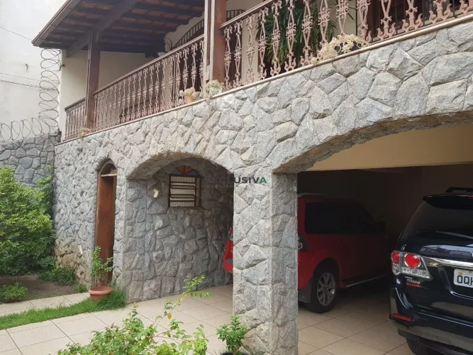 CASA ESTILO COLONIAL - 04 QUARTOS - BAIRRO ELDORADO