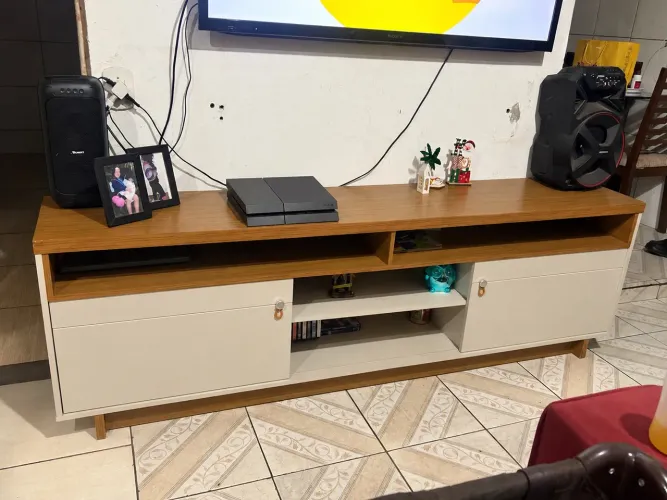 Rack para TV Grande com 2 Portas e Rodinhas