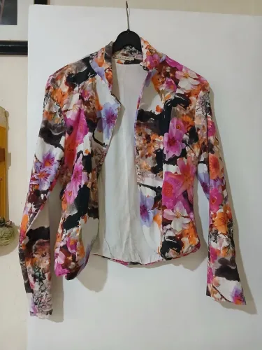 Lote de 100 peças de roupas femininas