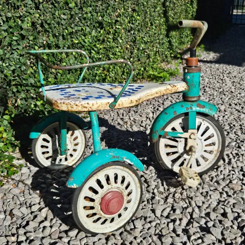Antigo Triciclo Bandeirante