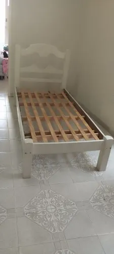 Cama de madeira branca