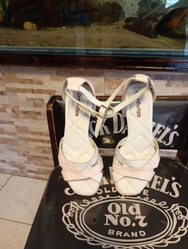 Sandália branca (comfort flex) 35
