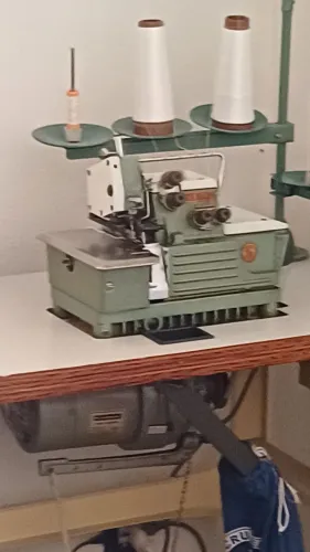 Máquina de costura interloque