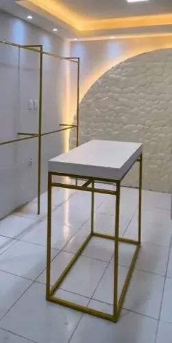 Mesa industrial com tampo branco.