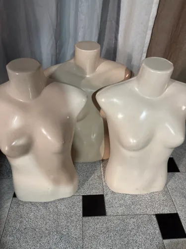 Bustos femininos para exposição de roupas