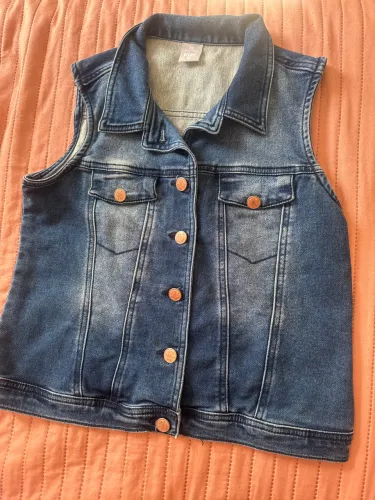 Colete azul com estampa do Stitch atrás, tamanho 14 da hering