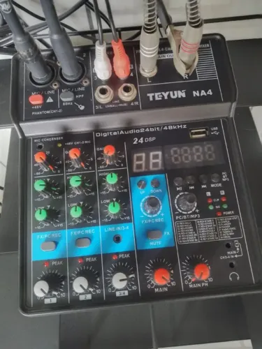 Mesa De Som 4canais Teyun 24 Efeitos + Par de microfones