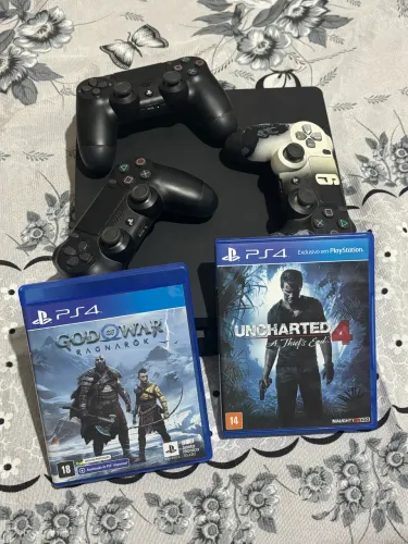 PlayStation 4 Slim + 2 Jogos + 3 Controles