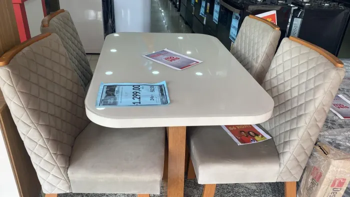 Vendo mesa com cadeiras
