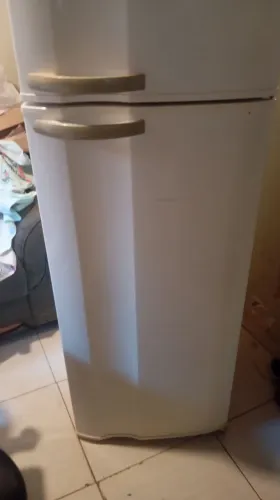 Vende-se essa geladeira