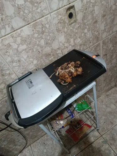 Chapa elétrica com misteira semi nova perfeito estado funciona perfeitamente 