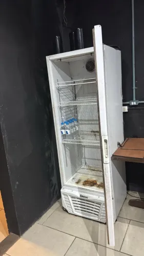 Geladeira em bom estado de funcionamento
