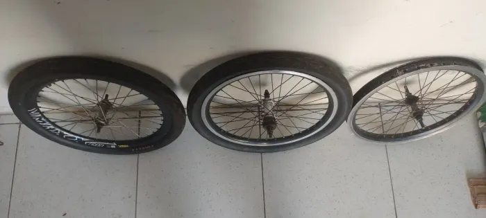 Roda completa aro 20 em bom estado 