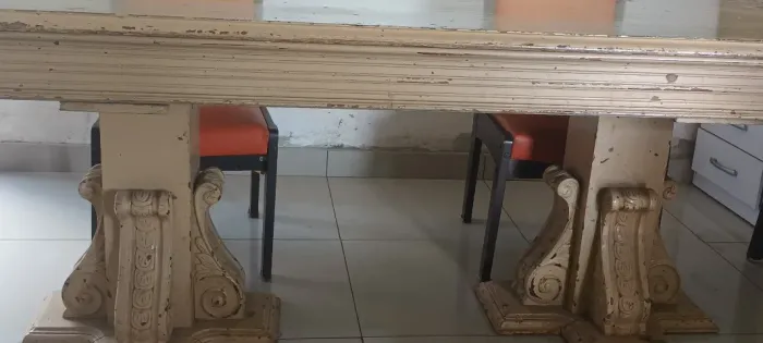 Mesa maciça de oito cadeiras